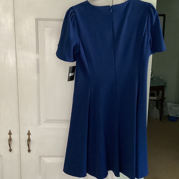 Women’s DKNY blue dress size 8, hidden pockets in front pockets, skirt flares - Picture 2 of 4